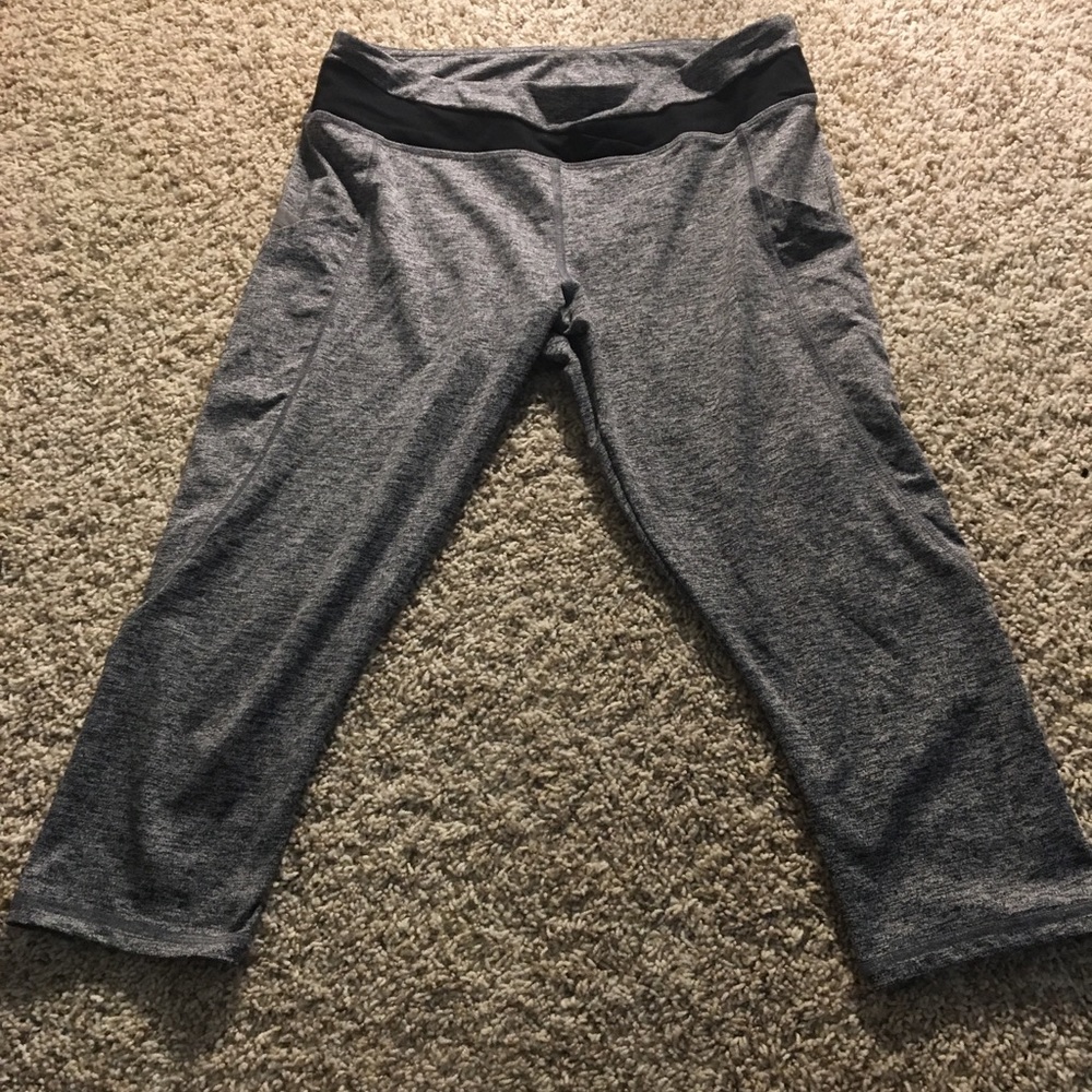 Grey cropped leggings with pockets